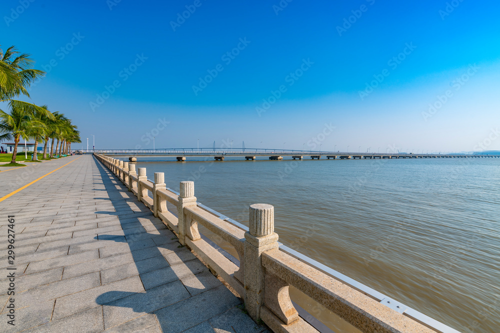 Fototapeta premium Coastal view of the South Road of couples in Zhuhai City, Guangdong Province