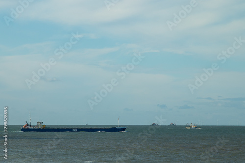 Schiff am Horizont der Nordsee