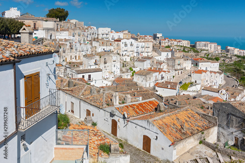 Fotografija White houses of Monte Sant'Angelo, Gargano, Puglia, Italy.