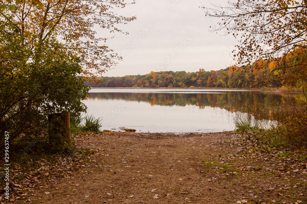 Fototapeta premium A reflective lake in autumn
