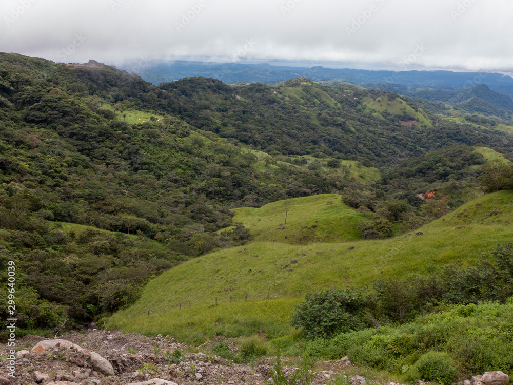 Fahrt in Costa Rica von San José nach Monteverde durch wunderschöne Hügellandschaft