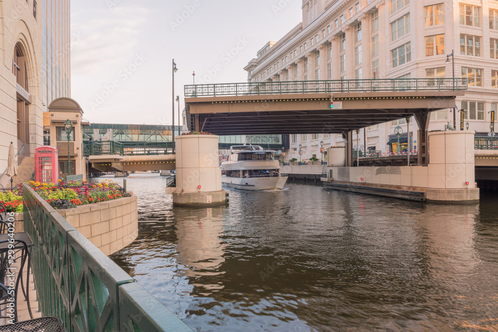 Naklejka premium Miss Wisconsin dinner boat in downtown Milwaukee
