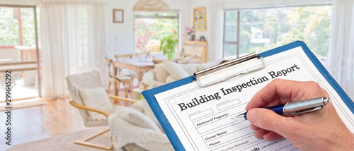 Obraz na plátně Banner Building Inspector completing an inspection form on clipboard