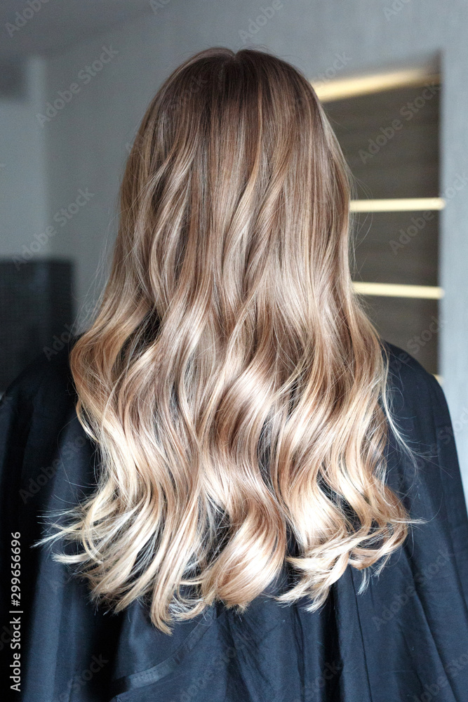 Naklejka premium Hairstyle ombre color .Highlight hair