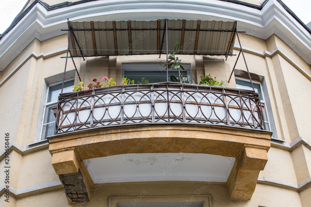 Obraz premium Balcony on the corner of an old house