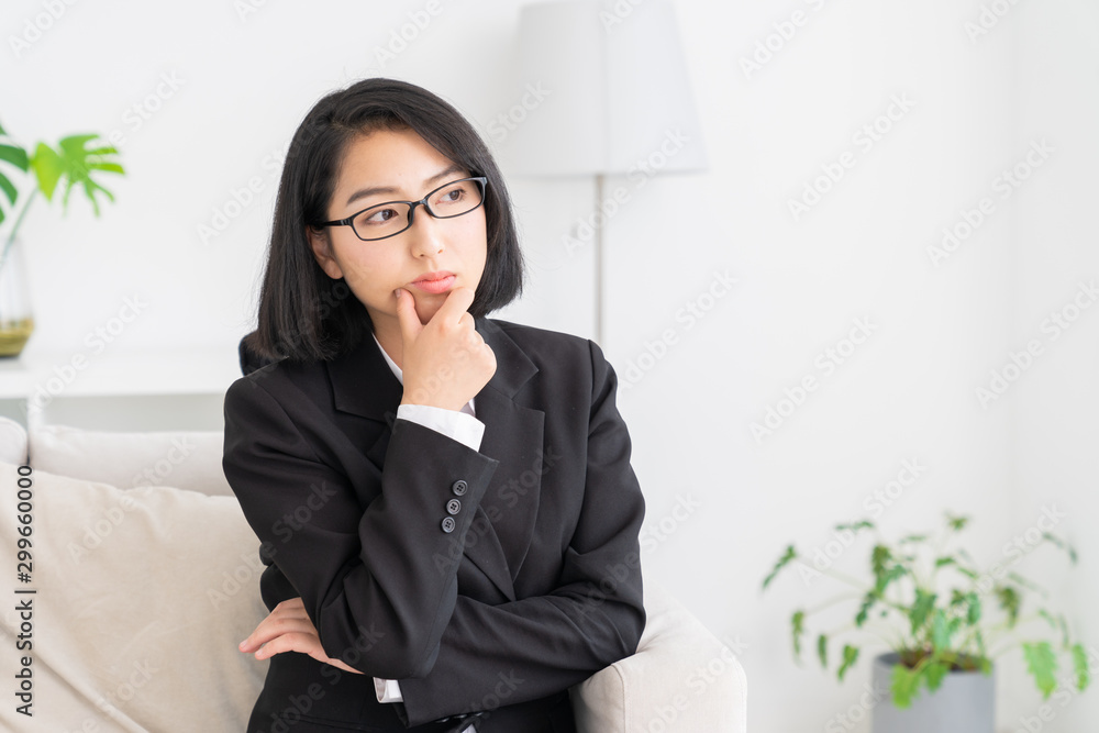 考える女性 ビジネス 考える女性 ビジネス