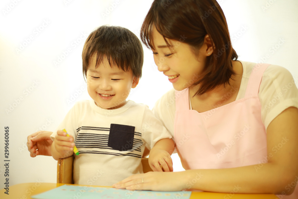 お絵描きする男の子と保育士イメージ お絵描きする男の子と保育士イメージ