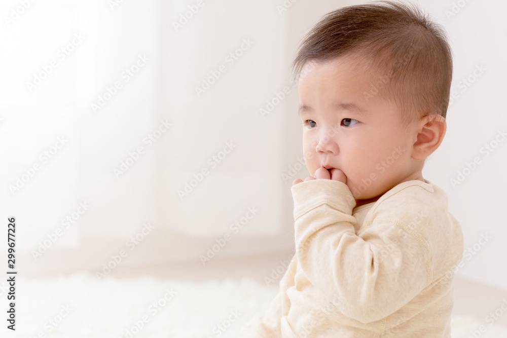 白背景と赤ちゃん