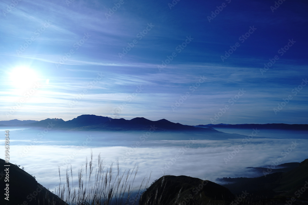Fototapeta premium 美しい阿蘇山の雲海