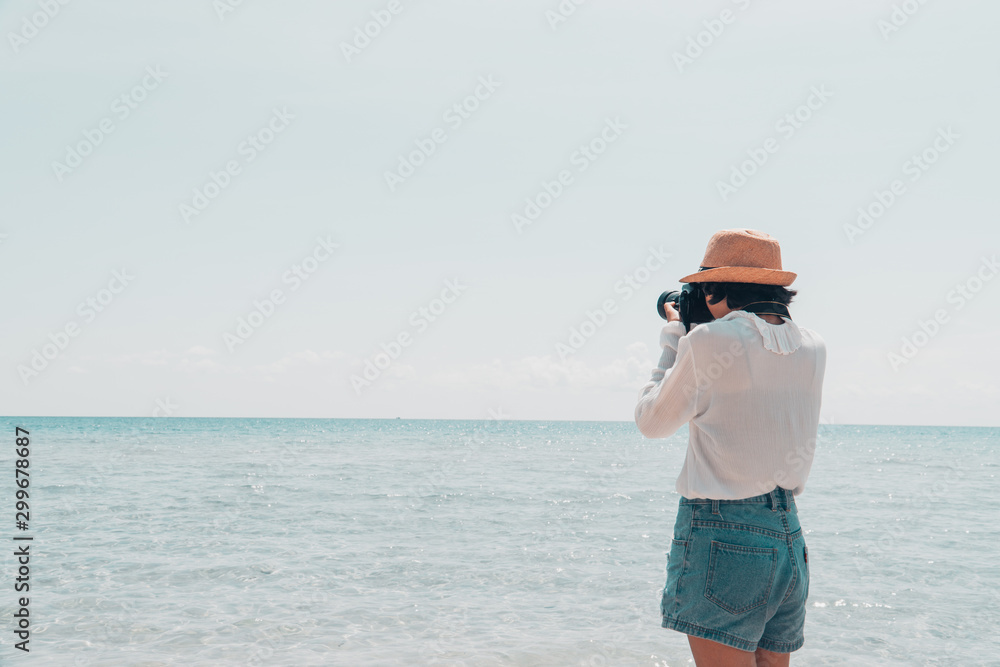 Obraz premium The tourist shooting in the sea on a beautiful day.