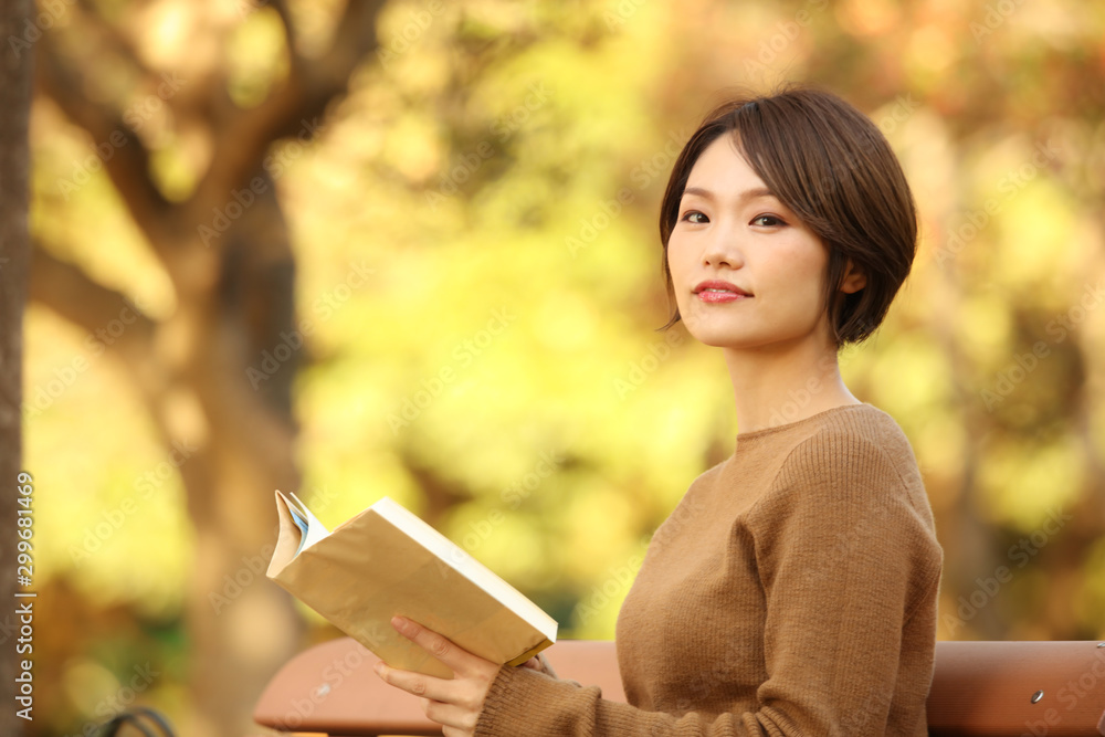 Obraz premium 読書する女性