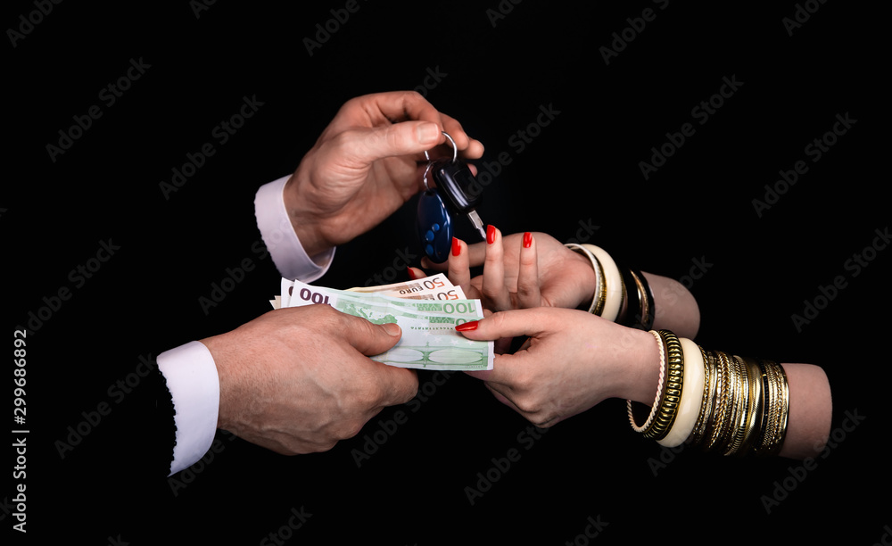 Φωτογραφία Men's hands giving to  woman's hands euro banknotes and car keys