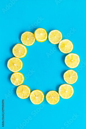 Lemon circle mockup on blue background top view copy space