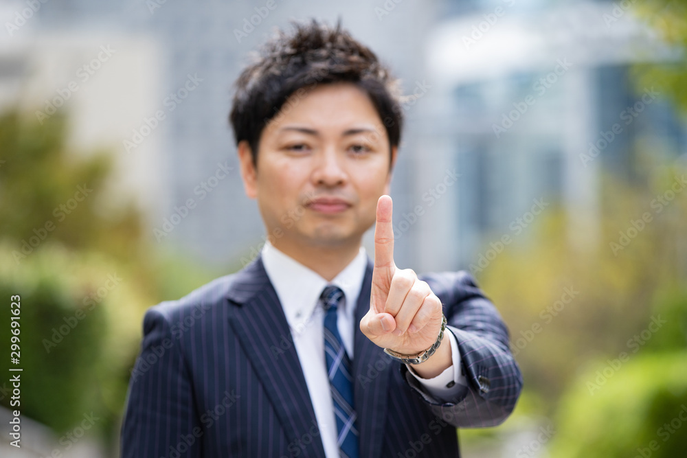ポーズをとるビジネスマン ポーズをとるビジネスマン