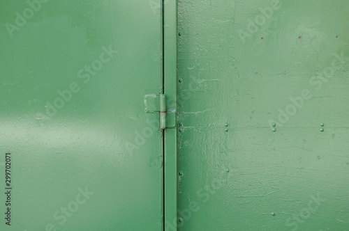 緑色にペイントした鉄扉 © araho