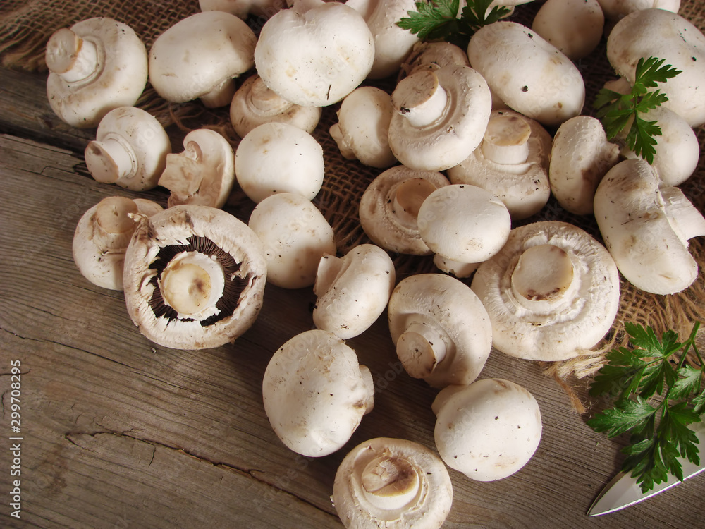 champignons on a wooden table