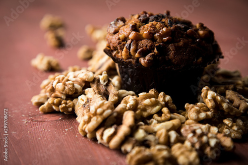 Walnuss Muffin und Nüsse auf rot braun Holz Tisch Hintergrund