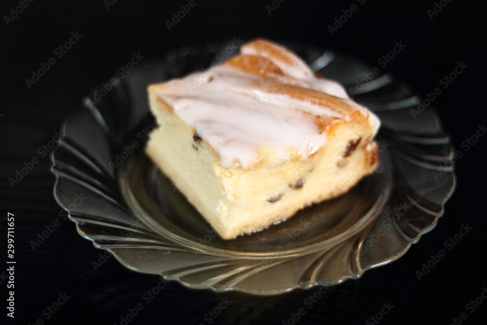 Cheesecake with raisins and sugar icing Cheesecake with raisins and sugar icing
