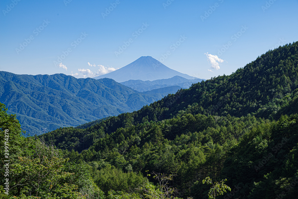 柳沢峠からの青空と富士山