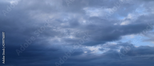 Ulewne chmury deszczowe. Fotografia, zjawiska atmosferyczne, panoramiczny obraz jesiennego nieba.