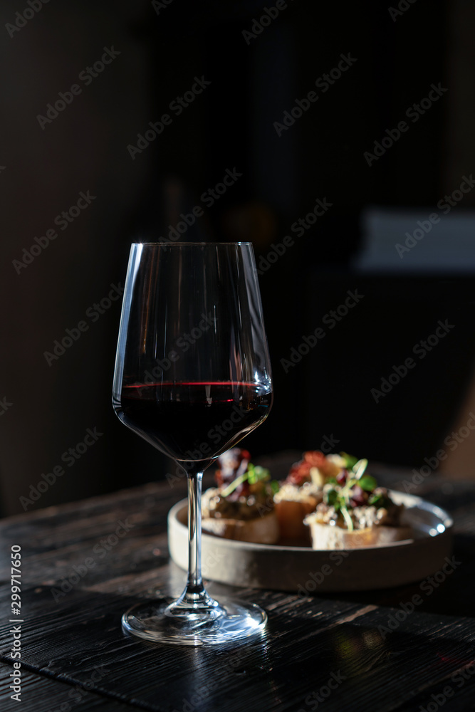 Naklejka premium wine glass with traditional round goblet shape