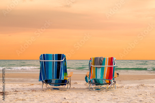 Fotografia Sunset view of lounge beach chairs with towels in Siesta Key Beach of Florida Gu