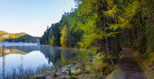 Fototapeta Naklejka Na Ścianę i Meble -  Mountain lake panorama with mountains reflection. Idyllic look. Autumn forest. Silvaplana Lake, Switzerland