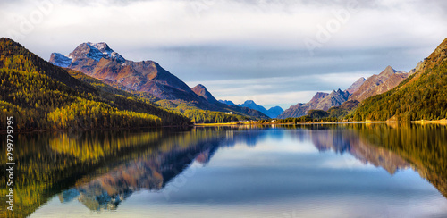 Fototapeta Naklejka Na Ścianę i Meble -  Mountain lake panorama with mountains reflection. Idyllic look. Autumn forest. Silvaplana Lake, Switzerland