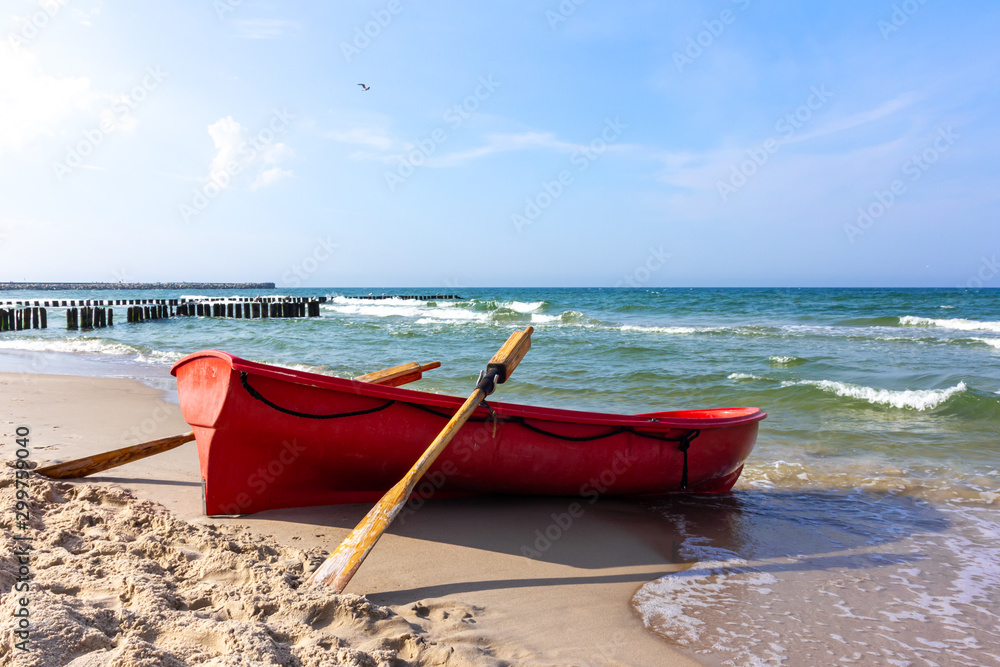 ein Rettungsboot an einem Strand im Sommer ein Rettungsboot an einem Strand im Sommer