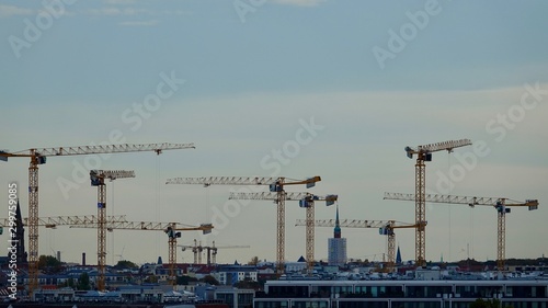 Riesenbaustelle in Berlin, viele Lastkräne am Himmel photo