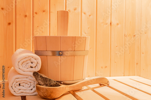 ein Eimer, Kelle, Handtücher in einer kleinen Sauna