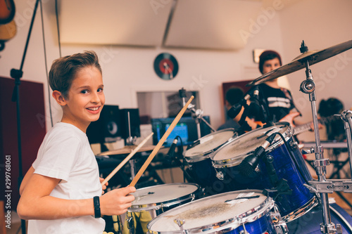 Fotografie kids rock band playing in music studio