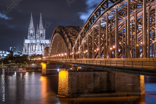 Kölner Dom mit Hohenzollernbrücke