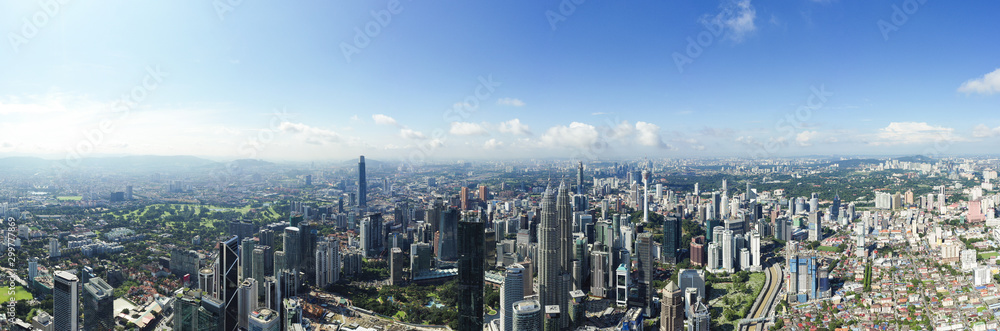 Naklejka premium Widok z góry, wspaniały widok na panoramę Kuala Lumpur w pochmurny dzień. Kuala Lumpur, powszechnie znane jako KL, jest stolicą i największym miastem Malezji.
