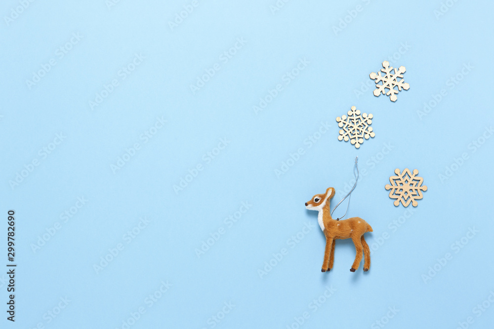 Christmas decoration, naturalistic toy roe deer and three little wooden  snowflakes on pastel blue background, copy space. Festive, New Year  concept. Horizontal, flat lay. Minimal style. Top view Stock Photo | Adobe