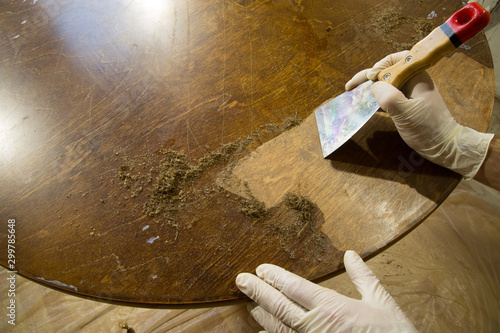 Restoration of a designer table, removal from the paint surface
