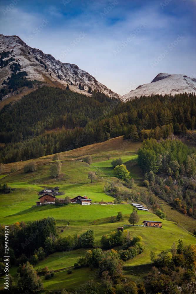 Alpen an sonnigen Tagen. Österreichische Alpen, Grenze zwischen Deutschland und Österreich