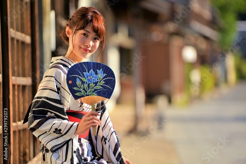 Tableau sur toile 小江戸佐原にてうちわ片手に微笑む美しい浴衣女性