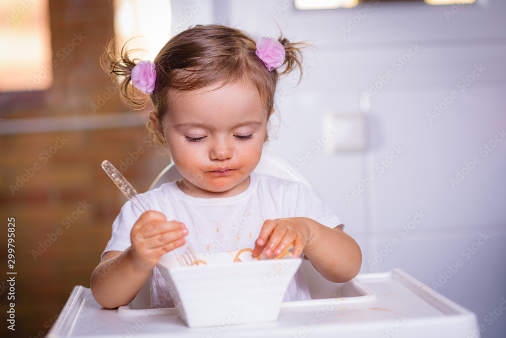 niña comiendo espaguetis niña comiendo espaguetis