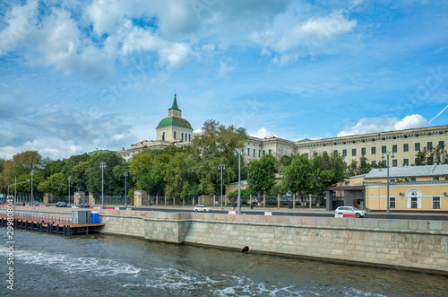 Obraz na płótnie Moscow, Russia - August 27, 2017: Educational house on Moskvoretskaya embankment. Boat trip on the Moscow river w salonie
