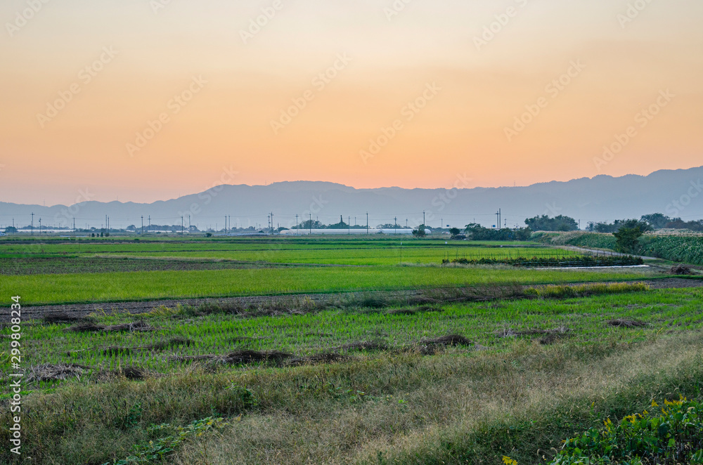 夕焼け空の田舎風景　滋賀県