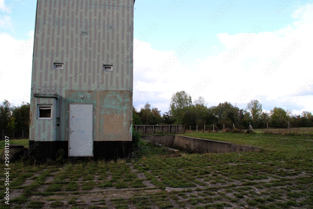 Ein alter Wachturm mit einem Abstellplatz Ein alter Wachturm mit einem Abstellplatz