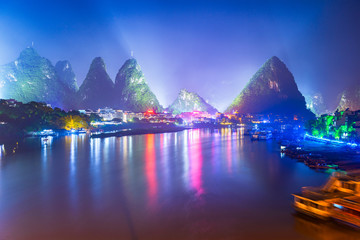Leinwandbilder Guilin Stadtbild Yangshuo mit Karstbergen  © SeanPavonePhoto