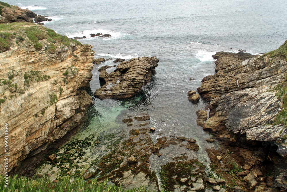 Riscos y acantilados de la costa de Ribadeo (Galicia, España).