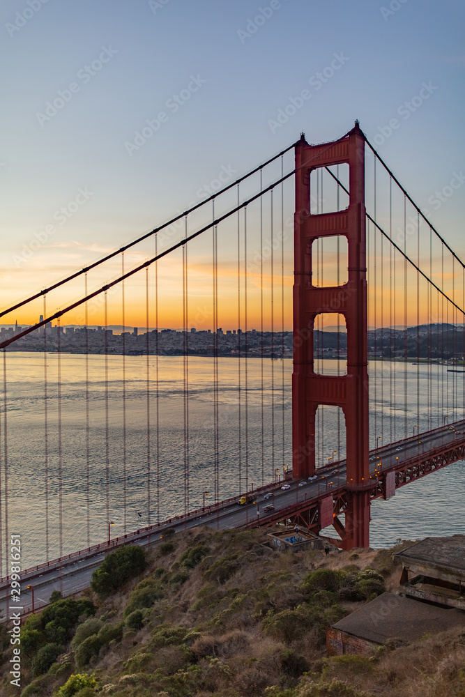 Fototapeta premium Portrait of Golden Gate Bridge in San Francisco California at Sunrise