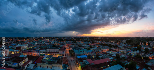 Tableau sur toile Aerial Panoramic view of a small Cuban Town, Ciego de Avila, during a cloudy and colorful sunset