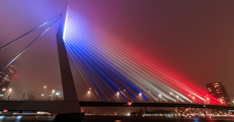 Fototapete Erasmusbrücke Erasmusbrücke nachts mit niederländischer Flagge  © Jordy Blokland