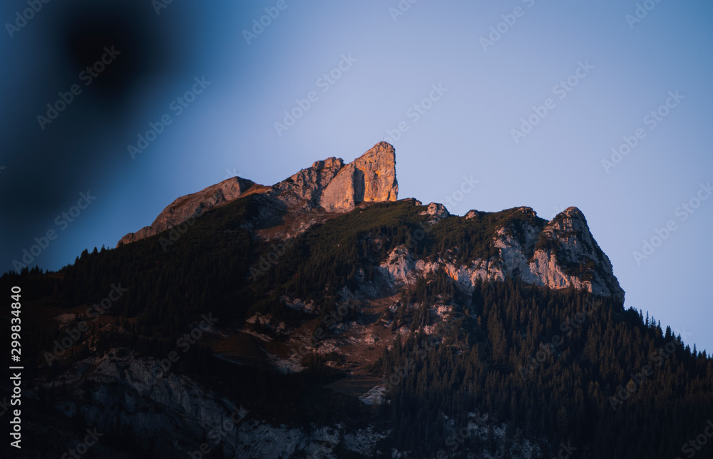 Blick auf Rofanspitze im Karwendel während abendlicher Dämmerung Tirol Achensee