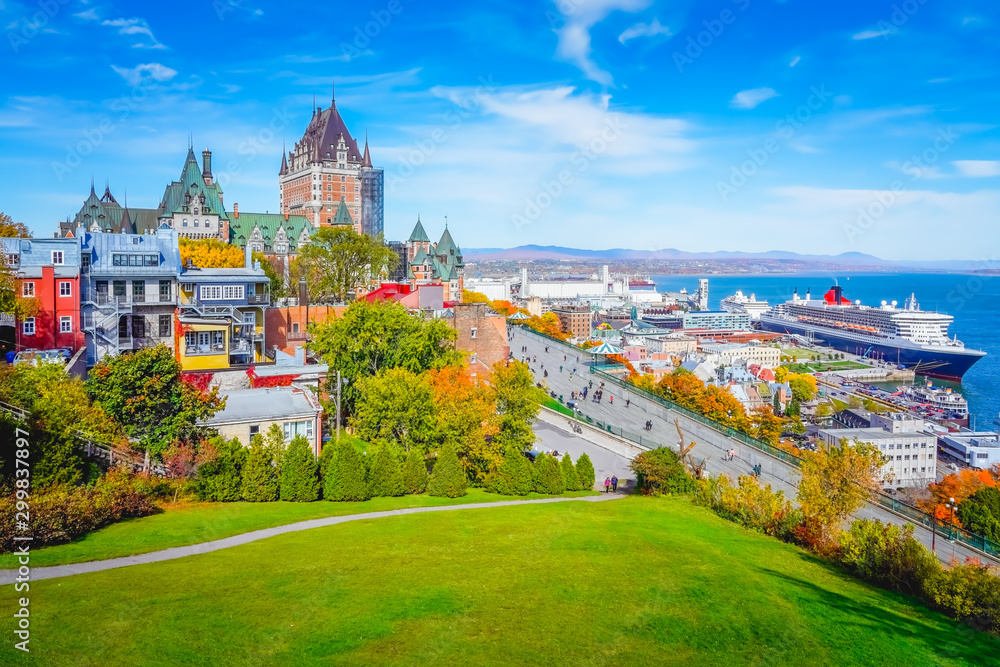 Naklejka premium Widok na panoramę starego miasta Quebec z kultowym Chateau Frontenac i Dufferin Terrace na tle rzeki św. Wawrzyńca w jesienny słoneczny dzień