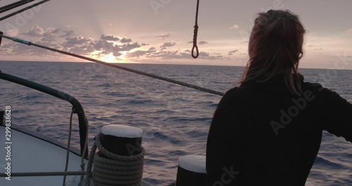 Mujer viendo atardecer